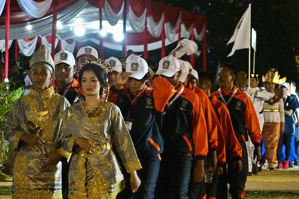 Perwakilan peserta mengikuti defile pada pembukaan Pekan Olahraga Pelajar Nasional (Popnas) XIV.