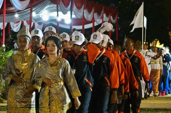 Perwakilan peserta mengikuti defile pada pembukaan Pekan Olahraga Pelajar Nasional (Popnas) XIV.