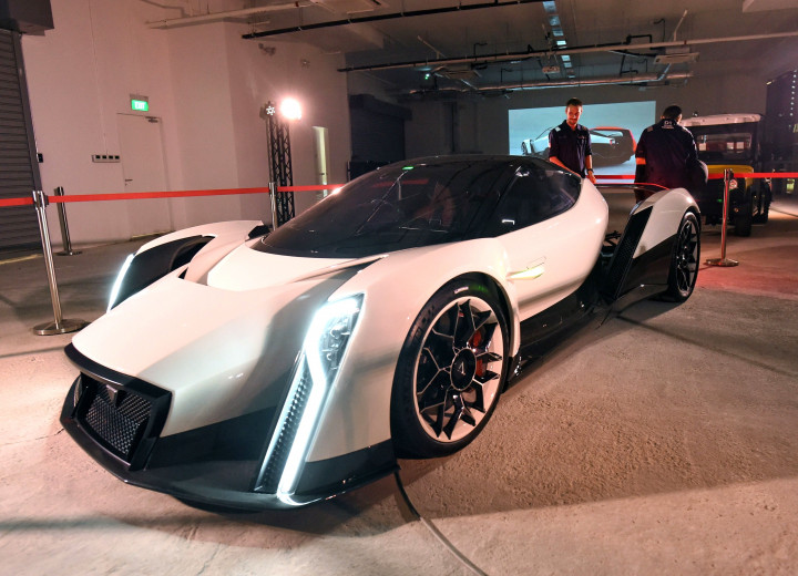 Nama lengkap electric hypercar ini adalah Vanda Dendrobium produksi bersama VinCar dan Vanda Electrics.