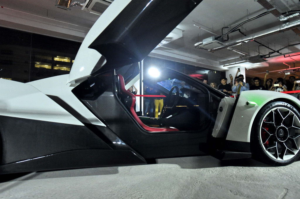 Seperti hypercar produksi McLaren dan Mercedes, Vanda juga hanya punya sepasang jok dengan bukaan pintu model gunting.