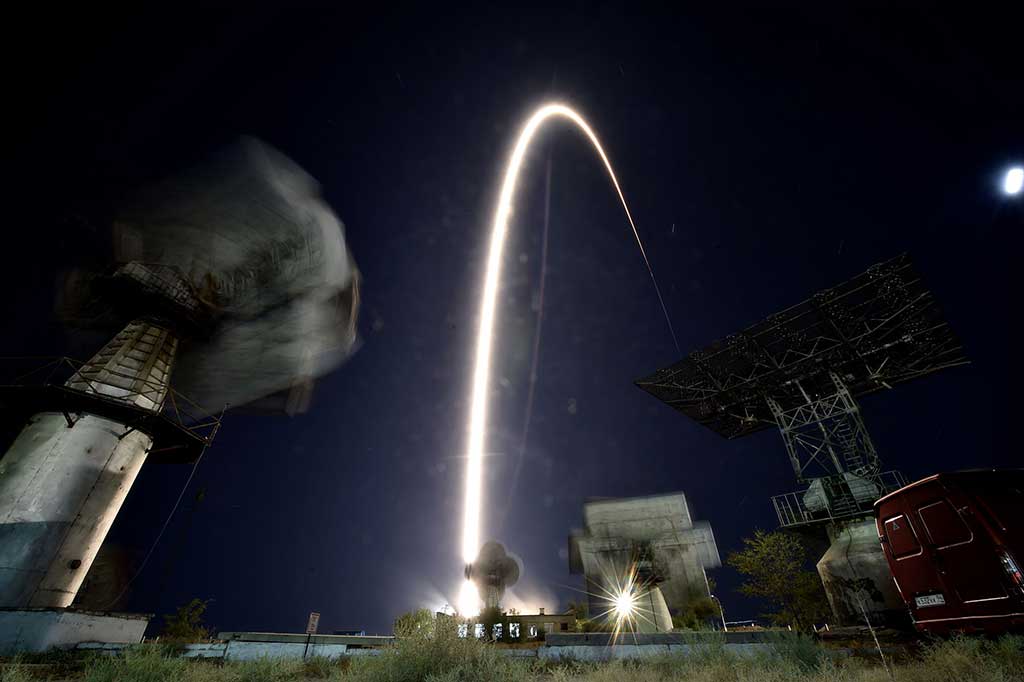 Soyuz membawa dua astronot AS Mark Vande Hei dan Joe Acaba serta kosmonot Rusia Alexander Misurkin. Ketiganya akan berada di ISS sekitar 5 1/2 bulan.