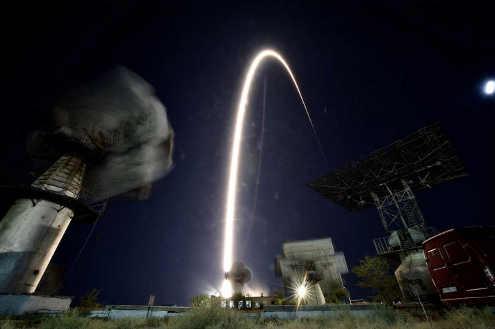 Soyuz membawa dua astronot AS Mark Vande Hei dan Joe Acaba serta kosmonot Rusia Alexander Misurkin. Ketiganya akan berada di ISS sekitar 5 1/2 bulan.