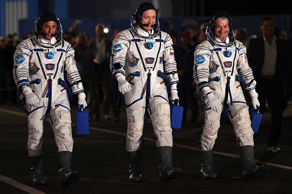 Bagi Joe Acaba dari NASA (kiri) ini merupakan perjalanan ketiganya ke luar angkasa dan yang pertama bagi Mark Vande Hei (tengah). Sementara Alexander Misurkin merupakan yang kedua. Mereka akan bergabung dengan Sergey Ryazanskiy (Rusia, Randy Bresnik (AS) dan Paolo Nespoli (Italia), yang telah berada di ISS sejak akhir Juli.