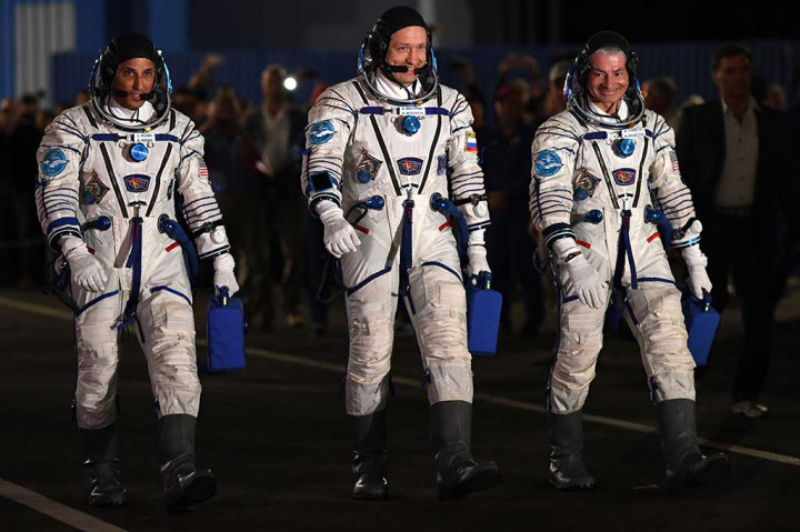 Bagi Joe Acaba dari NASA (kiri) ini merupakan perjalanan ketiganya ke luar angkasa dan yang pertama bagi Mark Vande Hei (tengah). Sementara Alexander Misurkin merupakan yang kedua. Mereka akan bergabung dengan Sergey Ryazanskiy (Rusia, Randy Bresnik (AS) dan Paolo Nespoli (Italia), yang telah berada di ISS sejak akhir Juli.