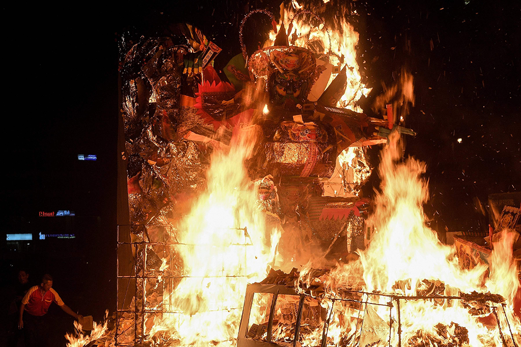 Perayaan Hungry Ghost Festival atau Festival Hantu Lapar di Kuala Lumpur, Malaysia, Selasa (12/9/2017).