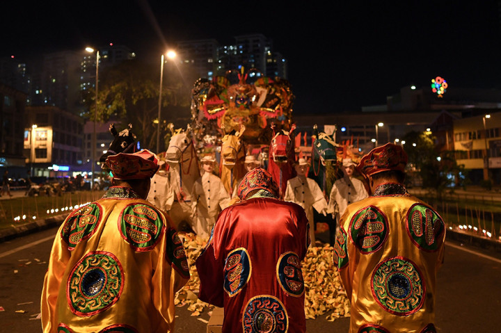 Hungry Ghost Festival ini selalu jatuh pada tanggal 15 bulan ke-7 (penanggalan lunar) karena dipercayai pada tanggal 15 tersebut pintu neraka terbuka bagi para hantu, arwah penasaran dan nenek moyang datang ke bumi untuk menjenguk hidup.
