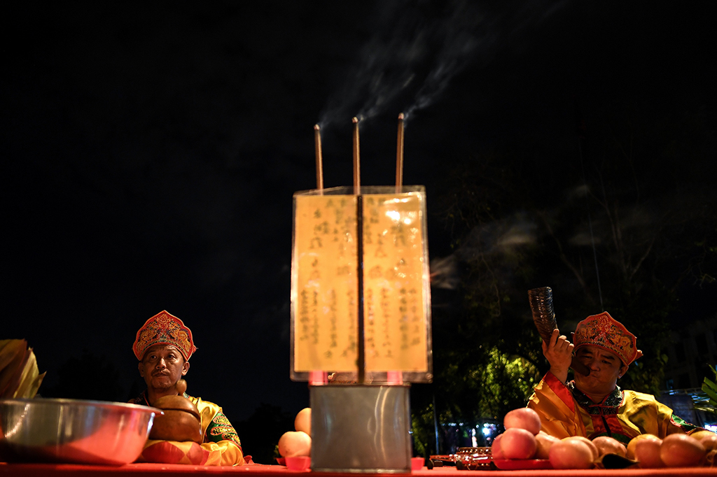 Pada bulan ini biasanya para penganut Buddha, Tao, dan para keturunan chinese dengan adat yang kuat memberikan persembahan kepada nenek moyang maupun arwah-arwah.