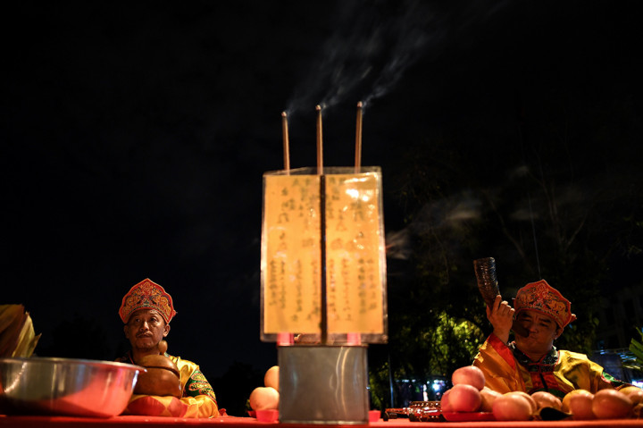 Pada bulan ini biasanya para penganut Buddha, Tao, dan para keturunan chinese dengan adat yang kuat memberikan persembahan kepada nenek moyang maupun arwah-arwah.