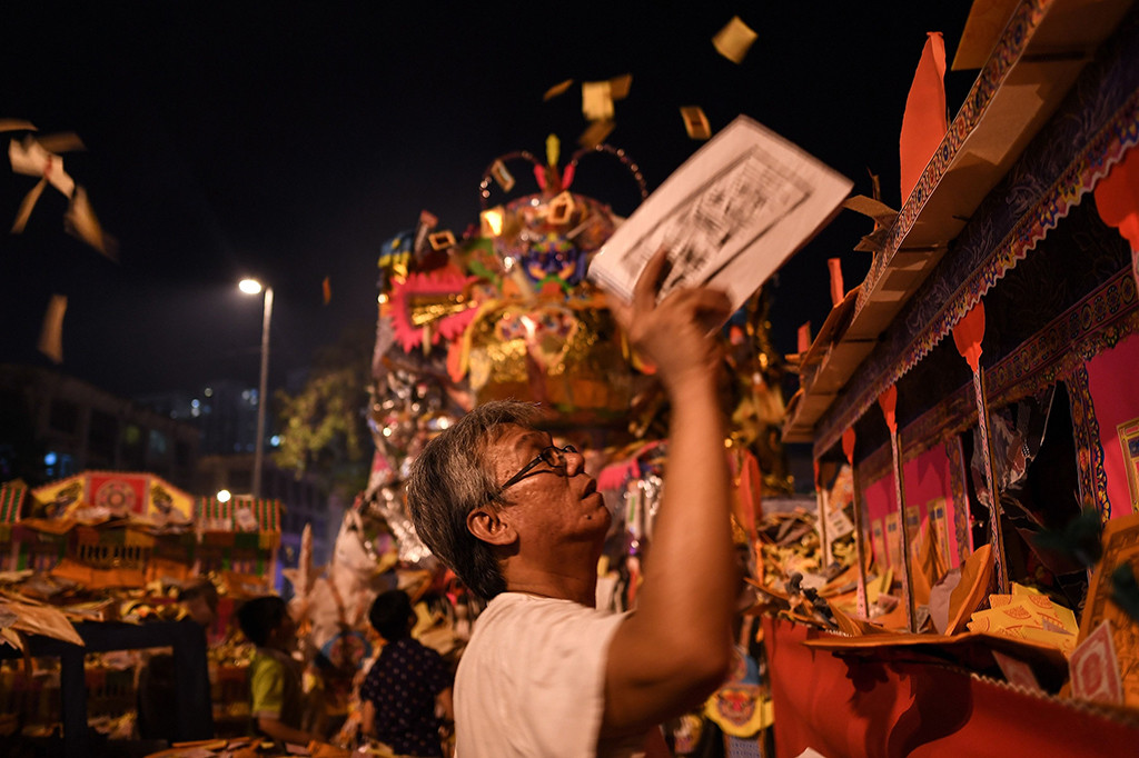 Bentuk persembahan biasanya dengan membakar kertas persembahan, uang kertas (hell bank money), dan segala bentuk persembahan orang mati yang terbuat dari kertas (rumah,mobil,dll).
