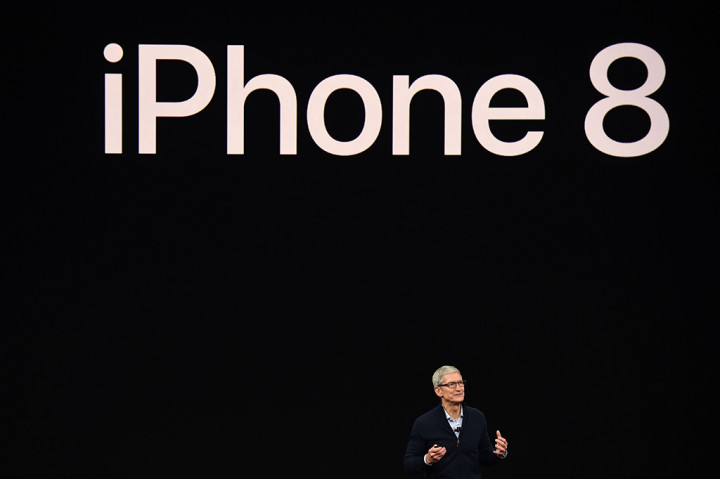 Setelah serangkaian bocoran, Apple akhirnya resmi meluncurkan iPhone 8 dan 8 Plus. Apple membalut bodi dua ponsel barunya ini dengan bodi kaca. Meski demikian, mereka mengklaim lapisan tersebut cukup durable.