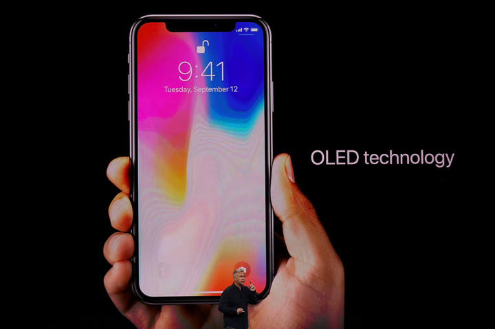 Apple akhirnya memperkenalkan iPhone X (baca: iPhone Ten). iPhone X yang disebut-sebut sebagai “The Future of The Smartphone” ini, Apple menghadirkan desain yang cukup radikal. iPhone X dibuat dengan layar yang hampir menutupi seluruh bodi smartphone.