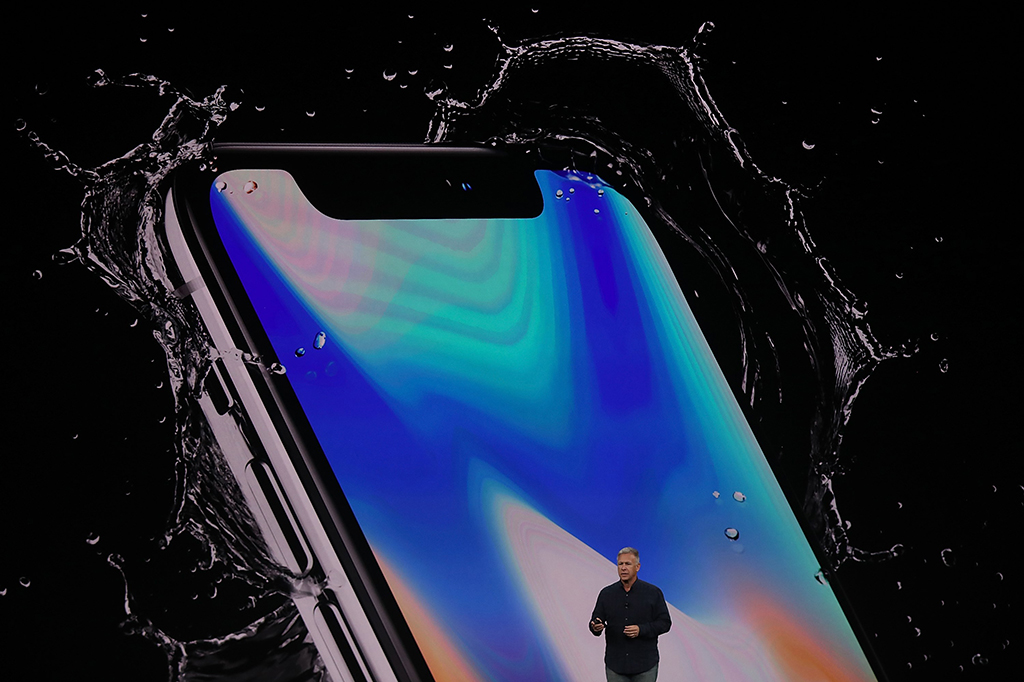 Spesifikasi lain iPhone X mencakup speaker stereo, anti-air dan anti-debu, pengecasan tanpa kabel, serta pengecasan cepat.