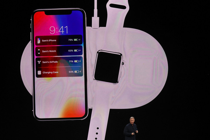 Setelah memperkenalkan iPhone 8 dan 8 Plus, CEO Apple Tim Cook berujar “satu hal lagi” di atas panggung peluncuran di Steve Jobs Theatre, Apple Park Campus, Cupertino, AS.