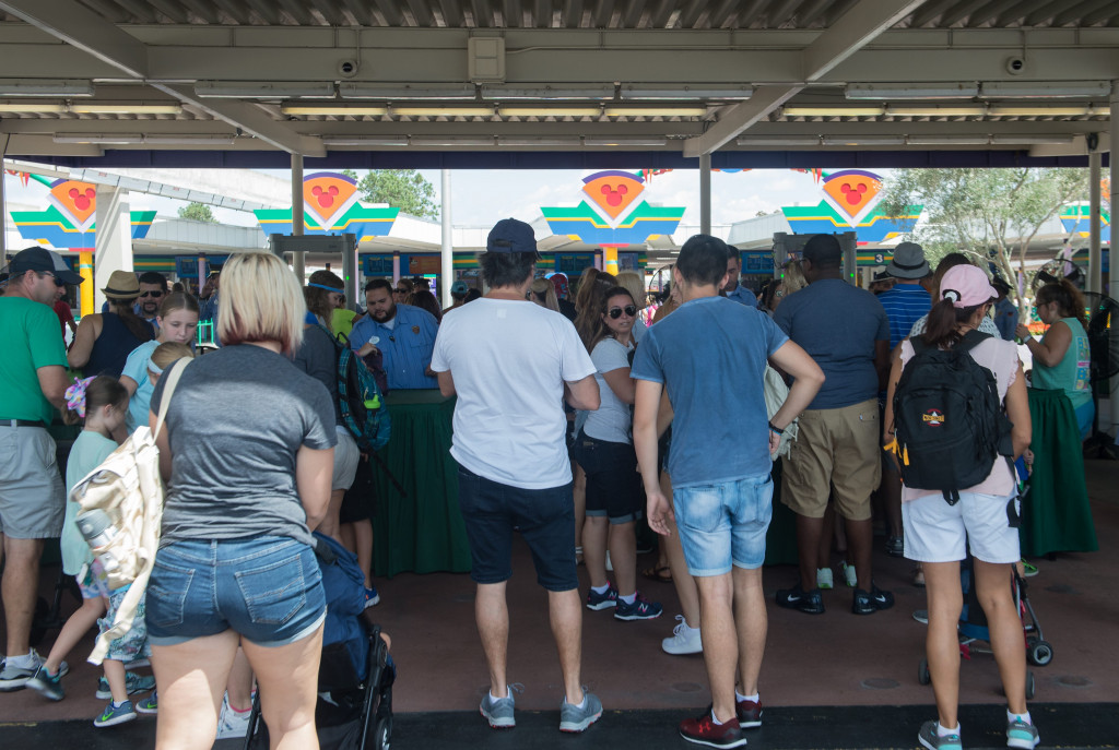 Antrian pengunjung di gerbang masuk Walt Disney World Resort Magic Kingdom di Orlando, Florida. Mereka bukan hendak bertamasya, melainkan 'mengungsi' di tempat yang mudah untuk mendapatkan makanan dan air bersih tersebut. AFP Photo/ Nicholas Kamm