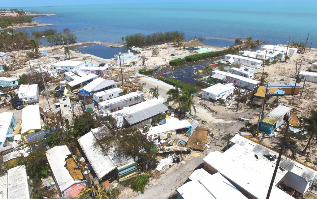 Kondisi pemukiman Sea Breeze Trailer Park, Islamora, Florida, yang rusak diterjang badai dan gelombang pasang. Hujan lebat yang datang setelah badai Irma menyebabkan longsor di Florida Keys. Marc Serota/Getty Images/AFP