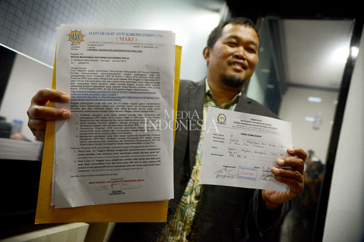 Koordinator Perkumpulan Masyarakat Anti Korupsi Indonesia Boyamin menunjukan laporan dugaan pelanggaran etik oleh Wakil Ketua DPR Fadli Zon terkait penundaan pemeriksaan Setya Novanto ke Mahkamah Kehormatan Dewan (MKD), Kompleks Parlemen Senayan, Jakarta.