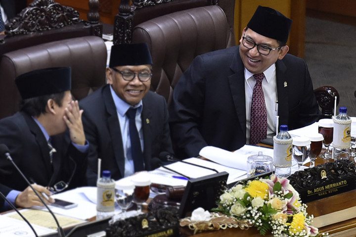 Sebelumnya, Fadli mengonfirmasi bahwa ia yang meneken surat tersebut karena posisinya sebagai Wakil Ketua DPR bidang politik, hukum, dan keamanan. Fadli yakin, surat tersebut tak melanggar aturan.