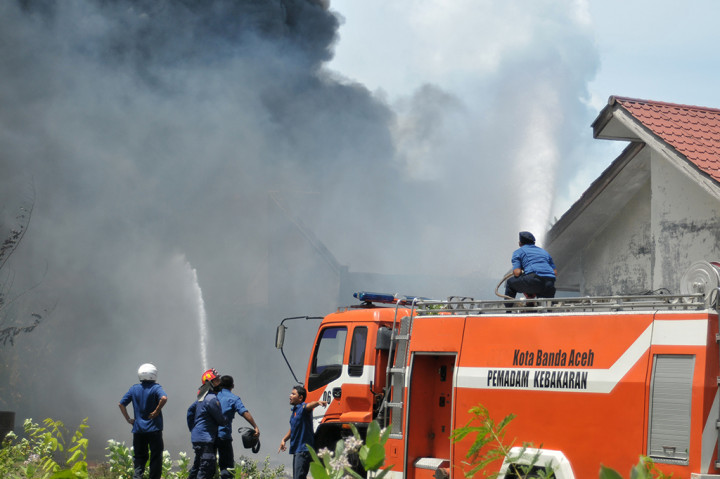 Setidaknya ada dua korban yang mengalami luka bakar dan telah dilarikan ke Rumah Sakit Pertamedika untuk mendapatkan perawatan medis.