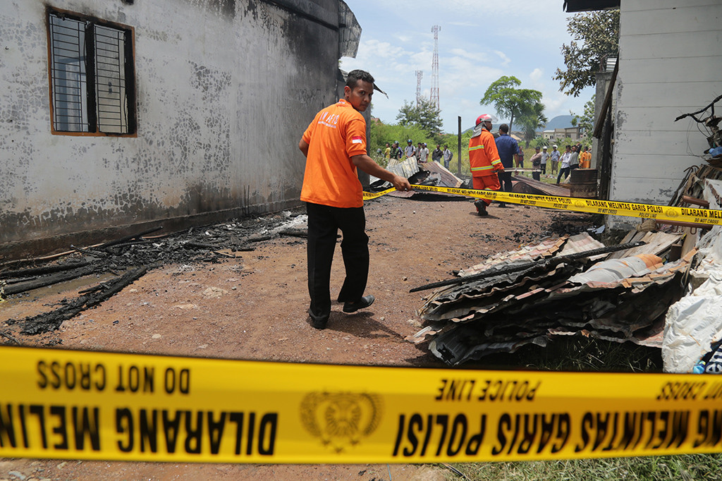 Saat ini penyebab terbakarnya gudang minyak tanah dan pertalite yang berada di kawasan perumahan penduduk itu masih dalam penyelidikan aparat terkait.