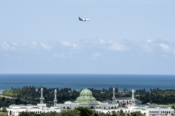 Perjalanan ke Natuna akan terasa kurang lengkap jika belum berkunjung ke Masjid Agung Natuna, sebuah bangunan ikonik yang biasa orang setempat menyebutnya Taj Mahal-nya Indonesia.