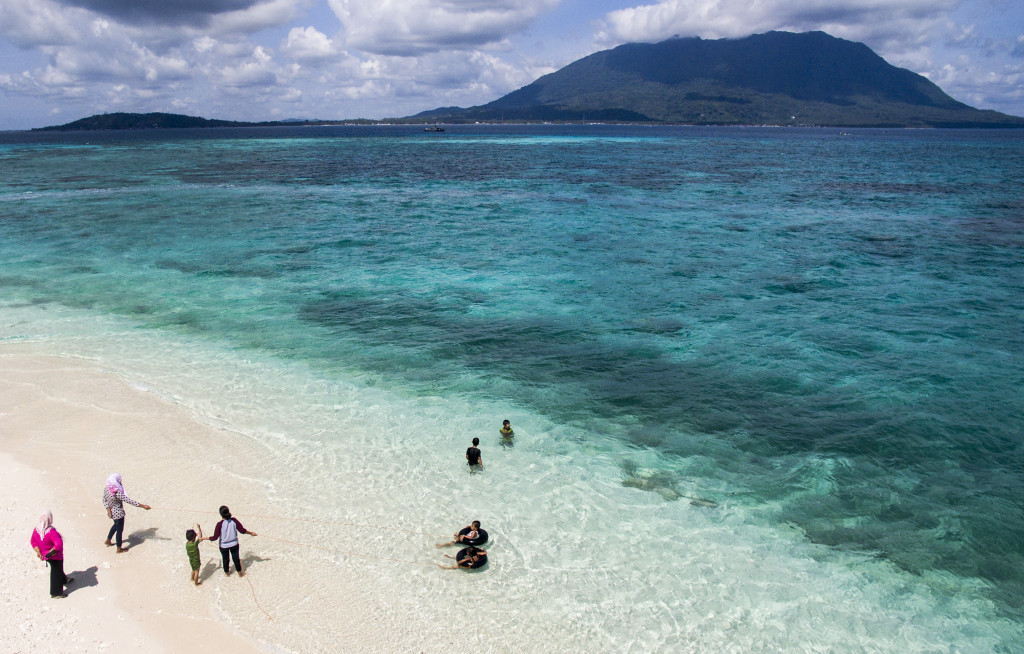 Pulau ini memiliki laut yang indah dan hampir semua laut yang mengelilingi pulau ini memiliki air yang jernih. 
