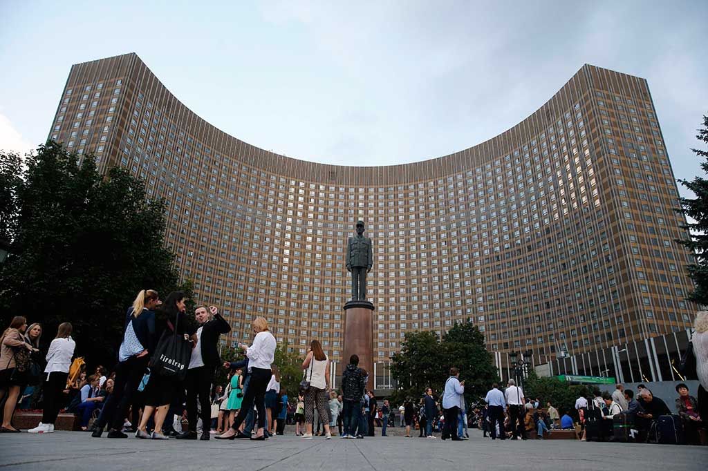 Ratusan tamu Hotel Kosmos di Moskow harus menunggu di luar setelah dievakuasi dari gedung menyusul ancaman bom yang ditujukan di beberapa tempat di Rusia. AFP/Maxim Zmeyev