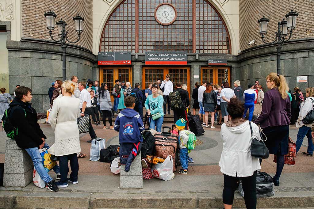 Stasiun Kereta Api Yaroslavsky di Moskow ditutup pascaancaman bom. Hal ini mengakibatkan calon penumpang kereta terbengkalai di luar stasiun. AFP/Maxim Zmeyev