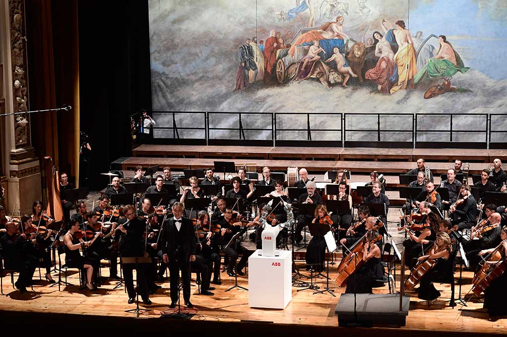 Robot berlengan dua yang dirancang perusahaan asal Swiss ABB, YuMi, melakukan debutnya di Teater Verdi Pisa untuk menandai Festival Robotika Internasional pertama di Kota Tuscan.