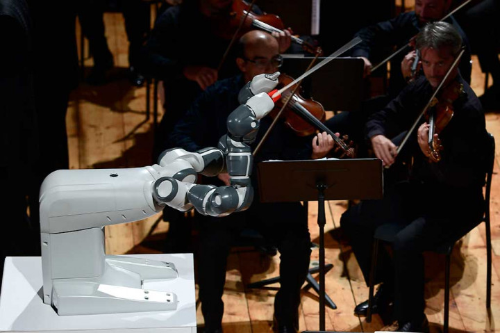 Meski begitu, YuMi sukses memainkan tiga dari 18 komposisi yang dipertunjukkan pada Selasa malam tersebut.