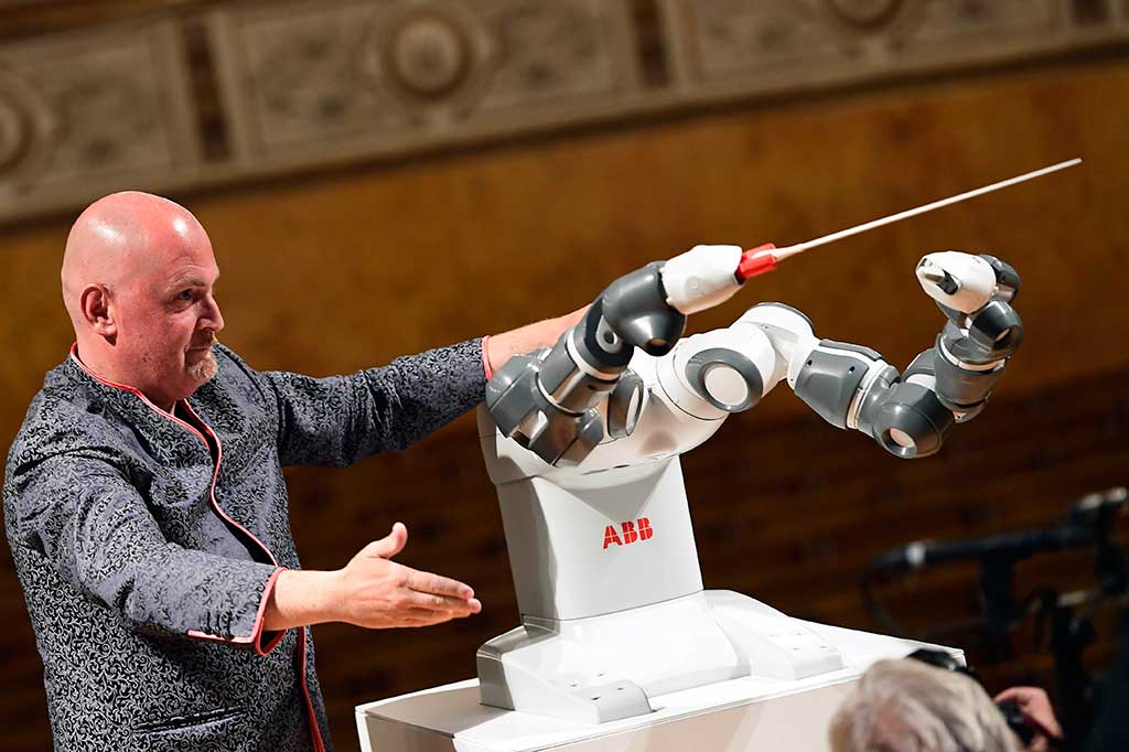 YuMi, yang berasal dari ungkapan 'you and me', mendapat semua pelajaran gerakan oleh konduktor orkestra Andrea Colombini, yang memegangi tangannya selama latihan, sehingga komputer dapat mengingat isyarat yang diberikan dengan benar.