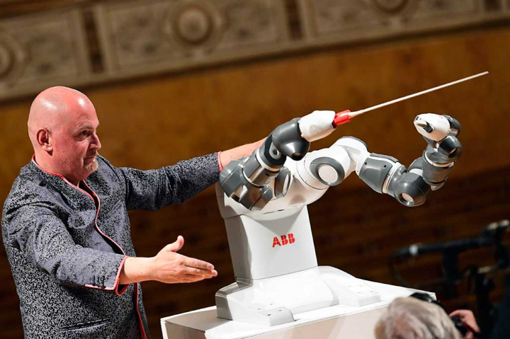 YuMi, yang berasal dari ungkapan 'you and me', mendapat semua pelajaran gerakan oleh konduktor orkestra Andrea Colombini, yang memegangi tangannya selama latihan, sehingga komputer dapat mengingat isyarat yang diberikan dengan benar.