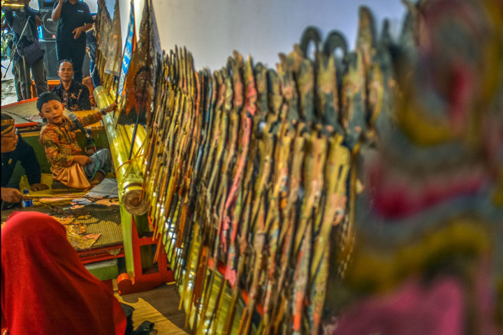 Kepala RRI Purwokerto Budi Ningrum mengungkapkan ada tiga dalang cilik yang tampil adalah Catur Sinatria siswa SD, Rizky Widia Fatturohman sisa SMA dan Jalitheng Bagus Sasongko siswa SMK.