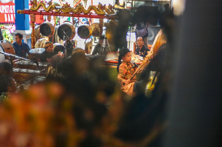 Ketiga dalang tampil dengan lakon berbeda-beda. Masing-masing dalang mementaskan cerita atau lakon selama 2 jam.
