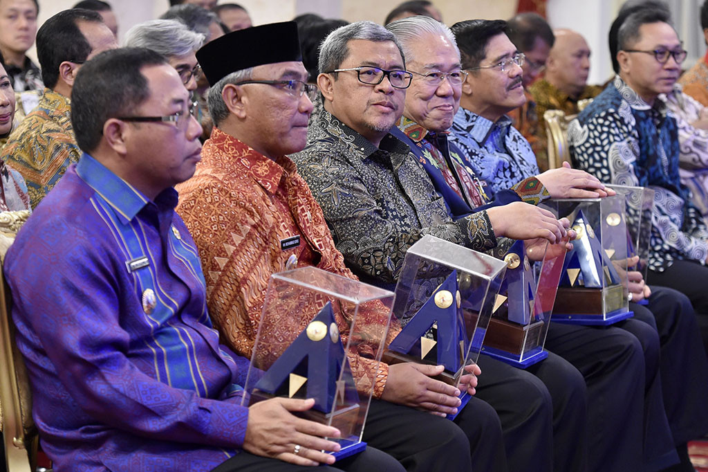 Pemerintah memberikan penghargaan kepada lima institusi negara dan pemerintah daerah peraih predikat WTP selama lima tahun berturut-turut yaitu Mahkamah Agung, Kementerian Perdagangan, Pemprov Jawa Barat, Kota Depok, dan Kabupaten Ogan Komering Ilir.