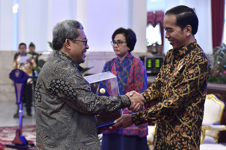 Penghargaan itu diterima Ketua MA Muhammad Hatta Ali, Menteri Perdagangan Enggartiasto Lukita, Gubernur Jawa Barat Ahmad Heryawan, Wali Kota Depok Mohammad Idris, dan Bupati Ogan Komering Ilir (OKI) Iskandar.