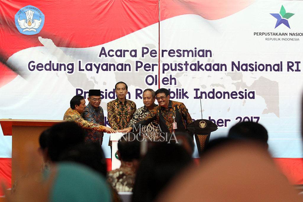 Presiden Joko Widodo didampingi Kepala Perpustakaan Nasional Muh Syarif Bando, Mendiknas Muhadjir Effendy, Menristek Dikti M Nasir dan Gubernur DKI Jakarta Djarot Saiful Hidayat meresmikan Gedung Perpustakaan Nasional.