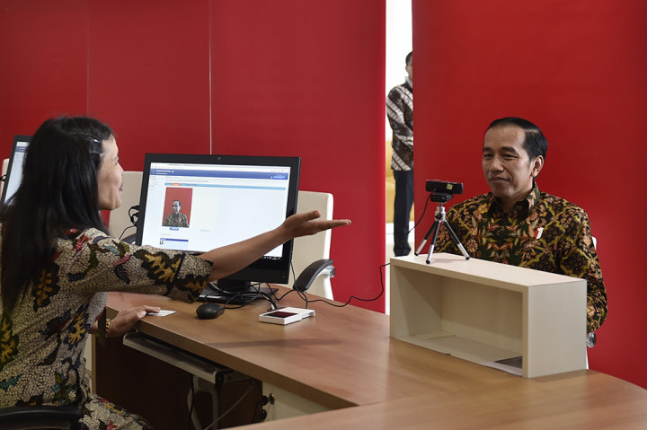 Usai peresmian, Presiden Joko Widodo melakukan pendaftaran keanggotaan Perpustakaan Nasional.
