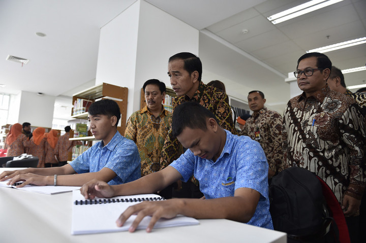 Presiden Joko Widodo didampingi Kepala Perpustakaan Nasional Muh Syarif Bando dan Seskab Pramono Anung mendengarkan cerita yang dibacakan oleh siswa penyandang disabilitas disela-sela peresmian Gedung Fasilitas Perpustakaan Nasional.