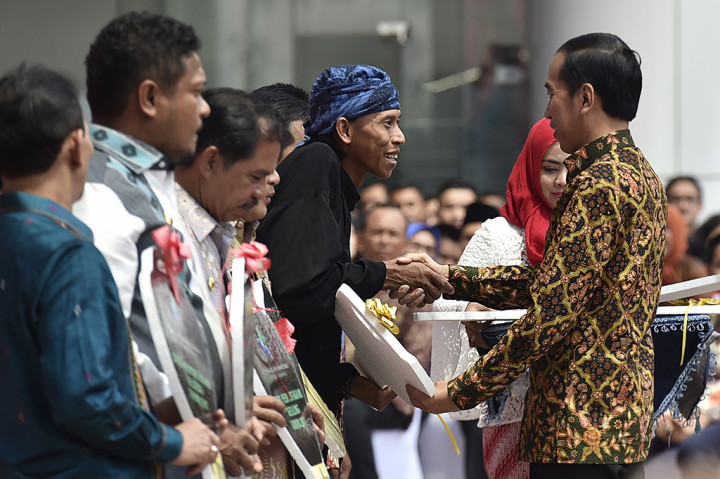 Dalam acara ini, Presiden Joko Widodo juga menyerahkan bantuan berupa mobil dan motor perpustakaan keliling kepada sejumlah pegiat literasi.