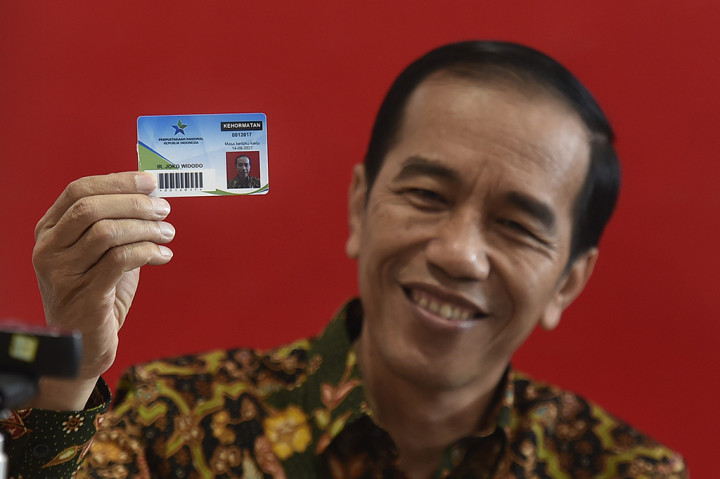 Presiden Joko Widodo menunjukkan kartu keanggotaan Perpustakaan Nasional.