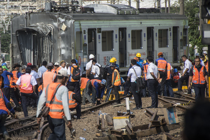 Proses evakuasi kereta commuterline 1340 selesai dilakukan pada pukul 15.50 WIB, setelah anjlok dari rel siang tadi.