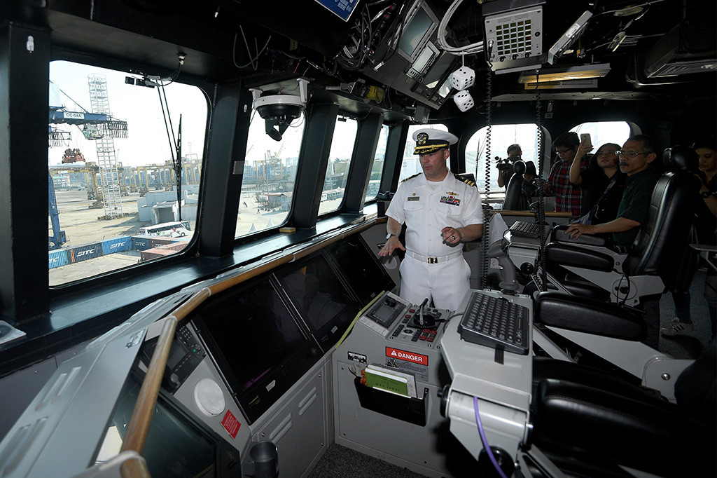 Ruang kapten pada kapal USS Coronado yang terlihat modern dan dilengkapi berbagai peralatan yang canggih.