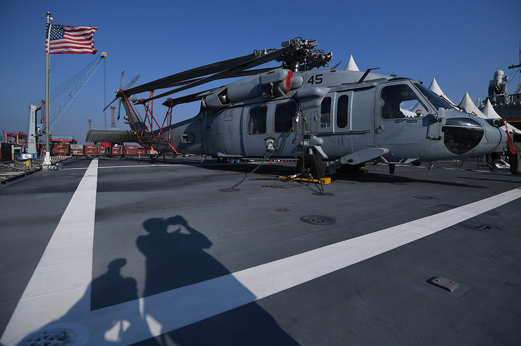 Juga terdapat helikopter jenis Sikorsky MH-60 Seahawk.