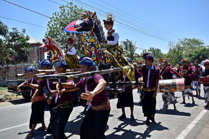 Tradisi ini dilakukan oleh masyarakat Suku Sasak setempat setiap acara khitanan dengan kirab anak yang ditandu dengan kuda-kudaan dan diiringi kesenian musik tradisional setempat gendang beleq. 