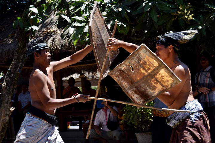 Namun, seiring perkembangan zaman kesenian inipun nyaris punah.