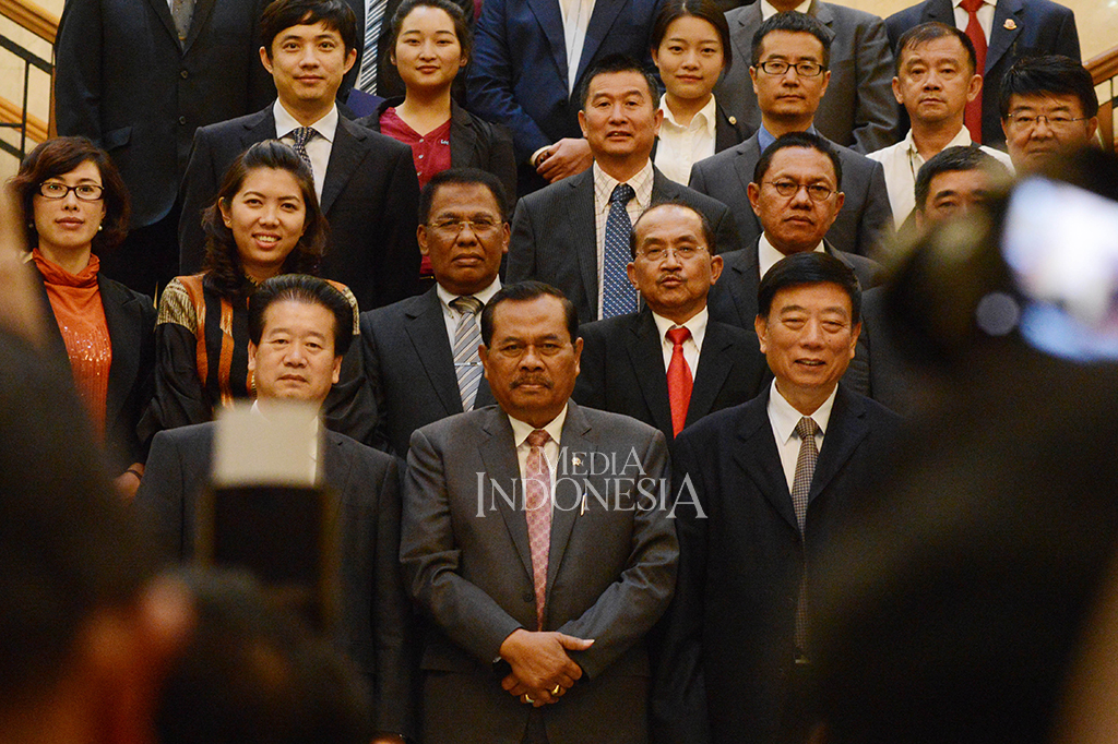 Jaksa Agung HM Prasetyo (tengah) berfoto bersama setelah pertemuan tertutup dengan delegasi China Law Society yang dipimpin oleh Vice President and Secretary of China Law Society Bao Shaokun (kanan) di Gedung Utama Kejaksaan Agung.