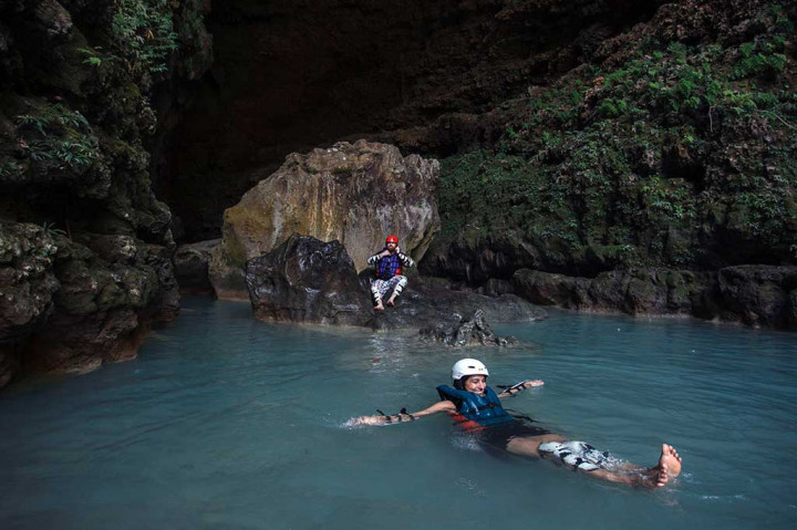 Wisatawan mancanegara menyusuri gua di Kalisuci Cave Tubing, Desa Jetis Wetan, Pacarejo, Semanu, Gunungkidul, DI Yogyakarta, Kamis (14/9/2017). 
