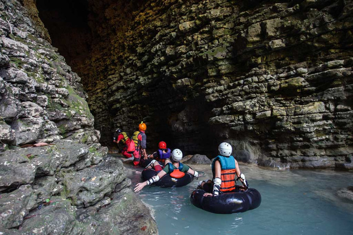 Wisata susur gua dengan rute sepanjang 500 meter tersebut menawarkan edukasi mengenai gua vertikal khas kawasan karst.