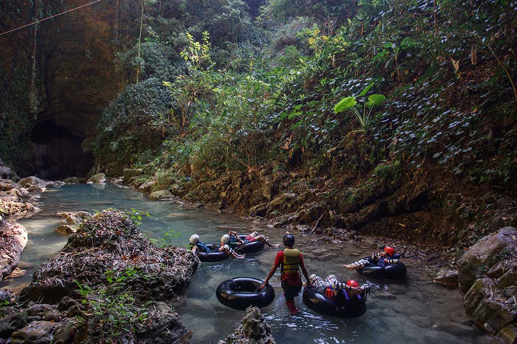 Anda juga dapat menemukan berbagai ornamen di dalamnya, seperti batu krsital, stalaktit, dan stalagmit. 