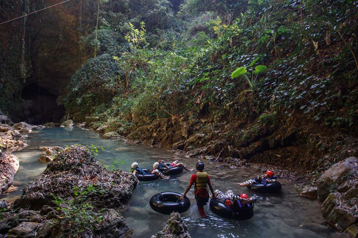 Anda juga dapat menemukan berbagai ornamen di dalamnya, seperti batu krsital, stalaktit, dan stalagmit. 